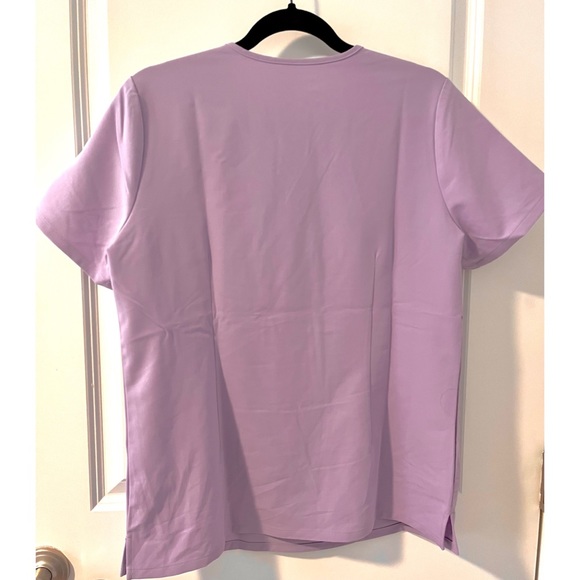 NWT FIGS Catarina One-Pocket Scrub Top - Lavender M - Picture 3 of 4